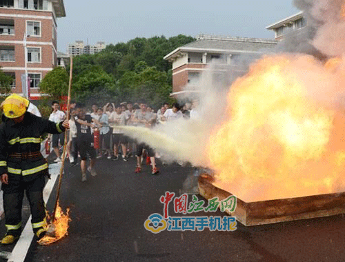 宜春消防支隊(duì)深入宜春中學(xué)開展消防知識(shí)進(jìn)軍訓(xùn)活動(dòng)