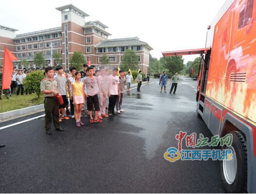 宜春消防支隊(duì)深入宜春中學(xué)開展消防知識(shí)進(jìn)軍訓(xùn)活動(dòng)